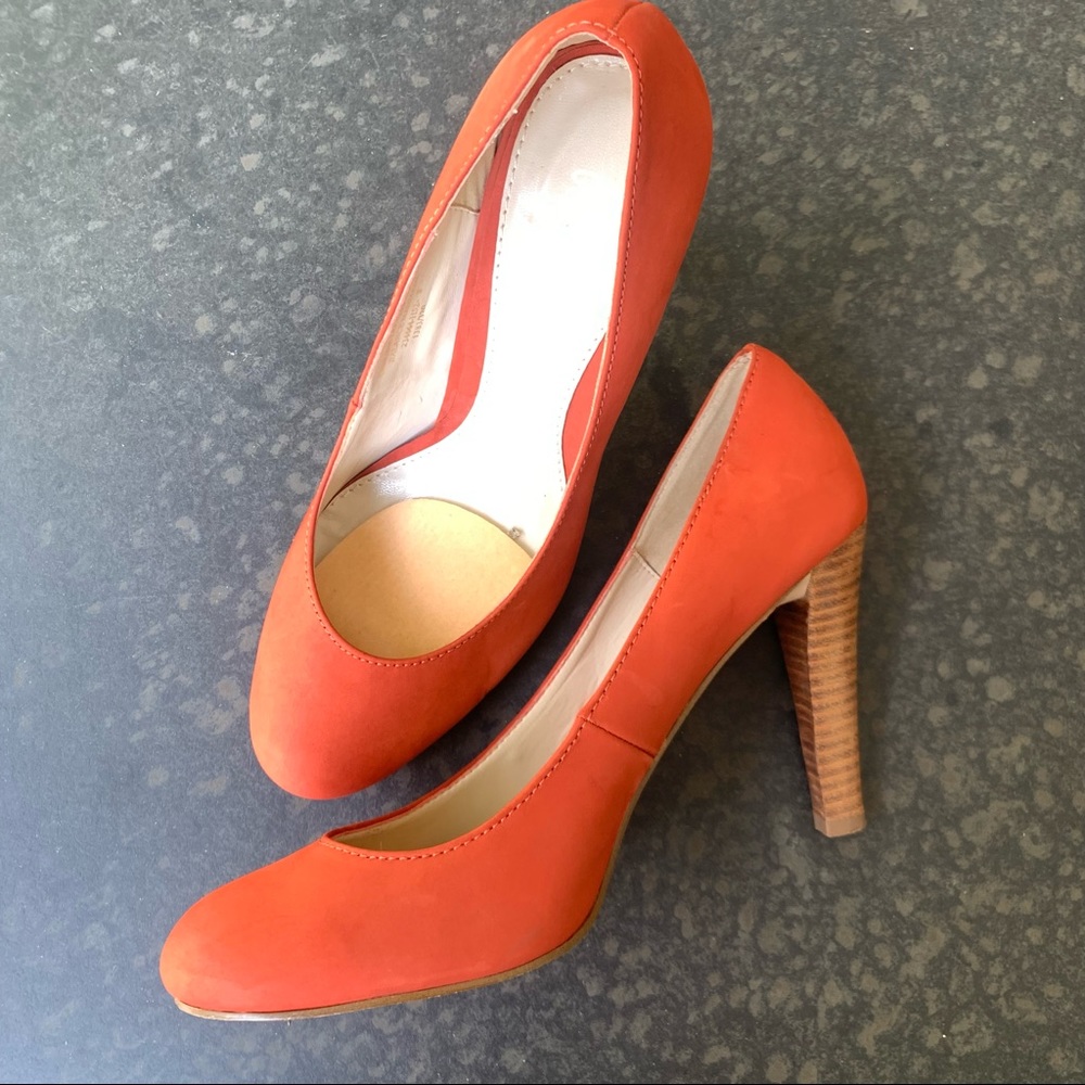 COLIN STEWART red suede closed toe pump heel